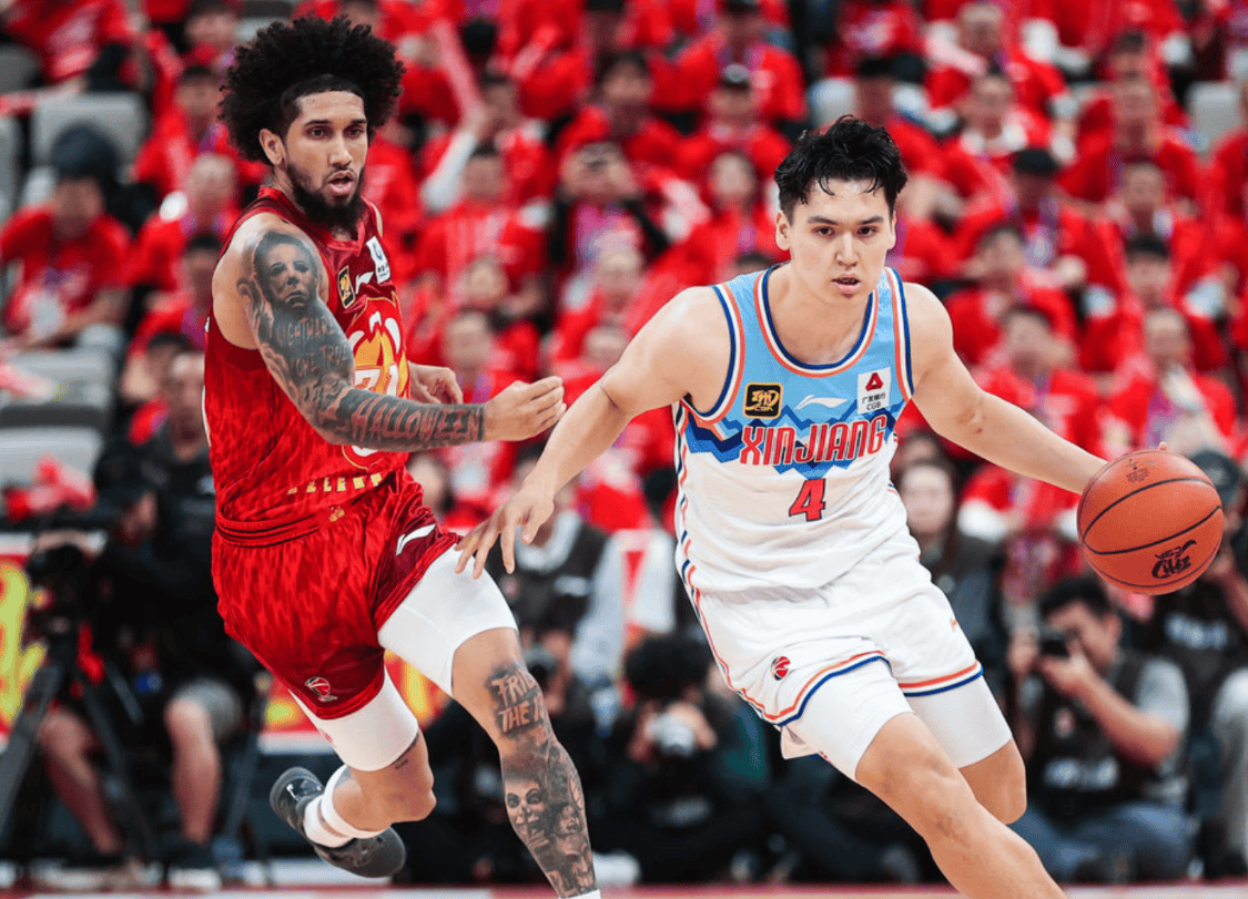 赛前深圳男篮调整名单以备意大利杯，复出首秀环节打磨，压力陡增，更衣室氛围转暖的简单介绍