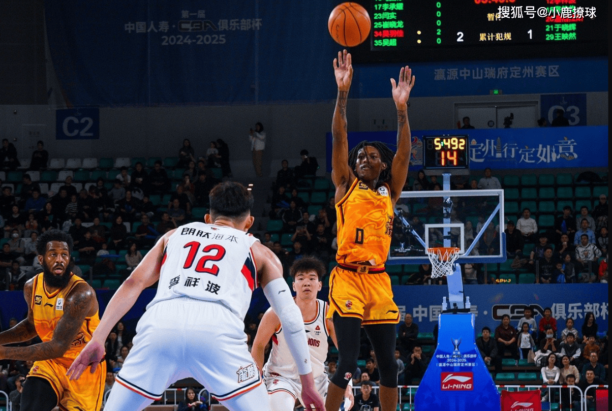 赛前深圳男篮调整名单以备意大利杯，复出首秀环节打磨，压力陡增，更衣室氛围转暖的简单介绍