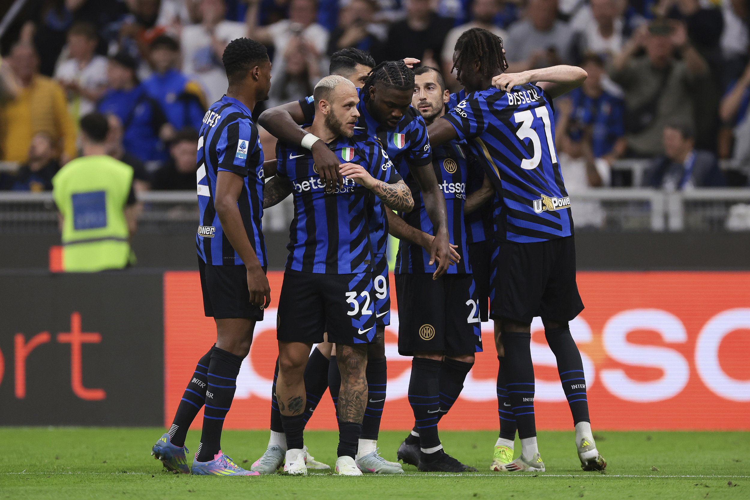 转会期中超传出新动向；AC米兰手感冰凉；管理层表态——球迷炸锅；球探报告显示潜力的简单介绍